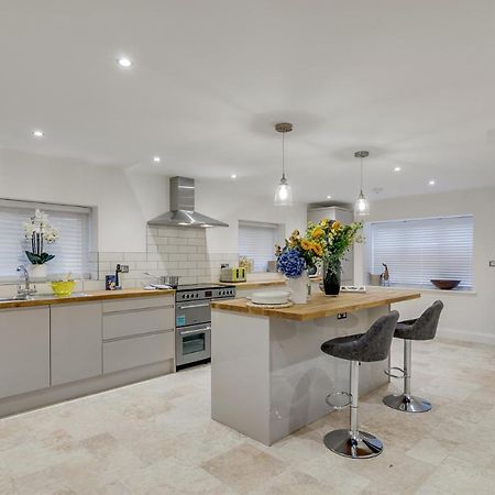 Spacious 6-Bed Home, Near The Norfolk Broads Clippesby Extérieur photo