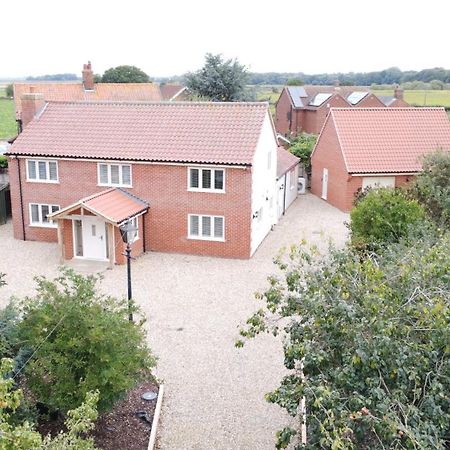 Spacious 6-Bed Home, Near The Norfolk Broads Clippesby Extérieur photo
