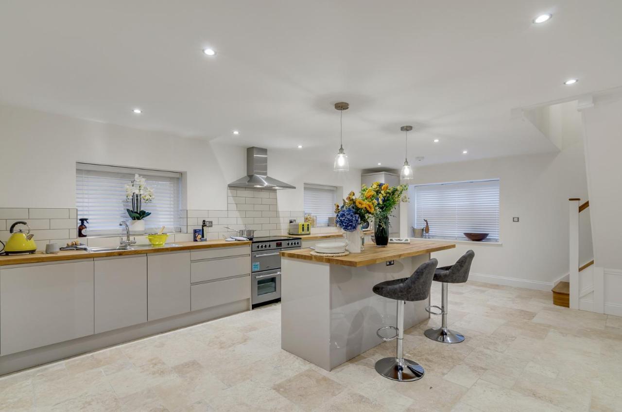 Spacious 6-Bed Home, Near The Norfolk Broads Clippesby Extérieur photo