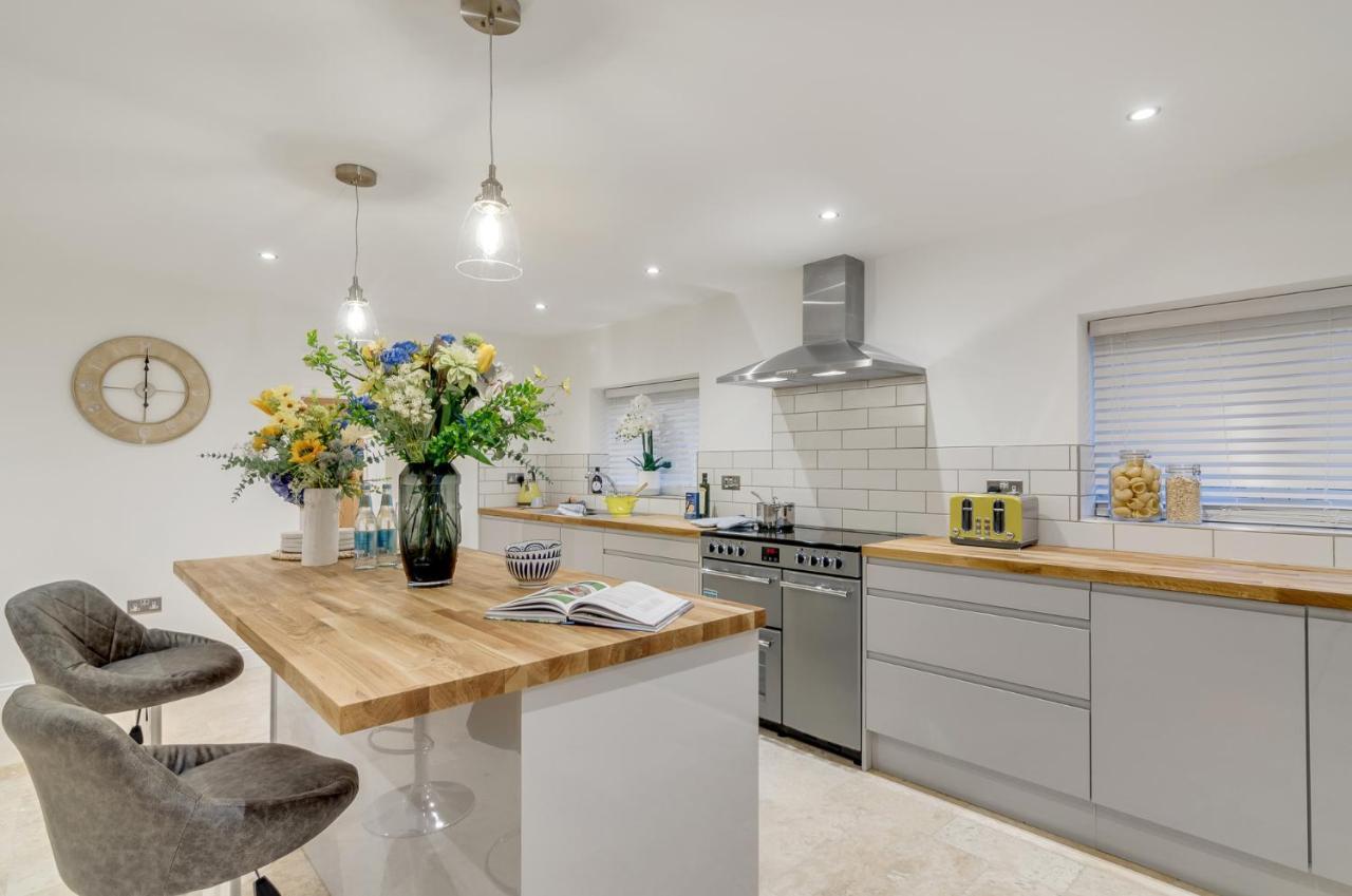 Spacious 6-Bed Home, Near The Norfolk Broads Clippesby Extérieur photo