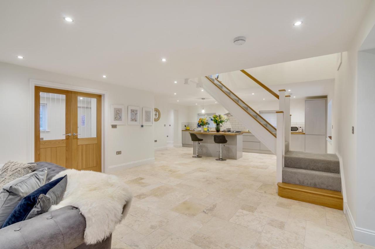 Spacious 6-Bed Home, Near The Norfolk Broads Clippesby Extérieur photo