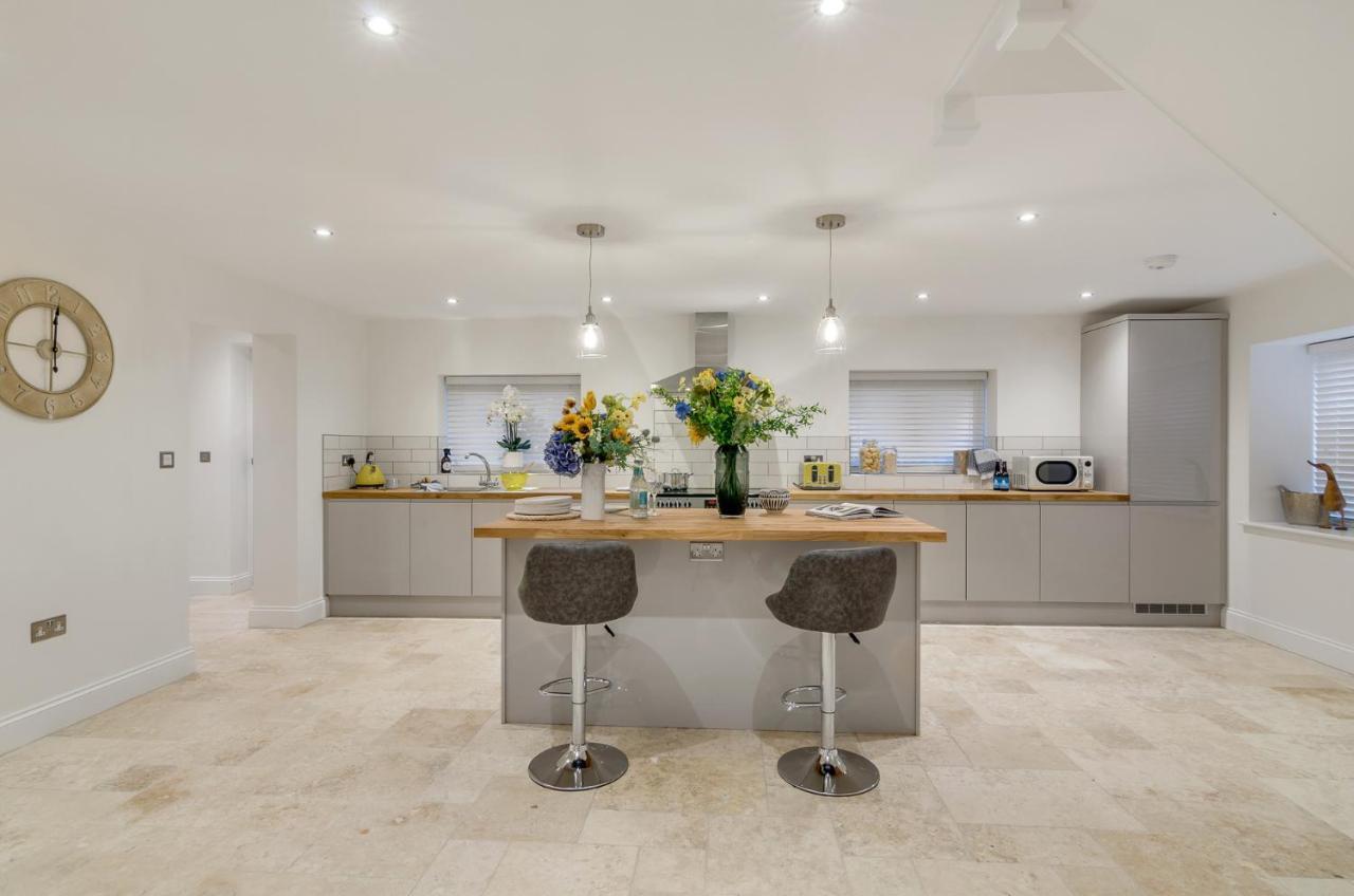 Spacious 6-Bed Home, Near The Norfolk Broads Clippesby Extérieur photo