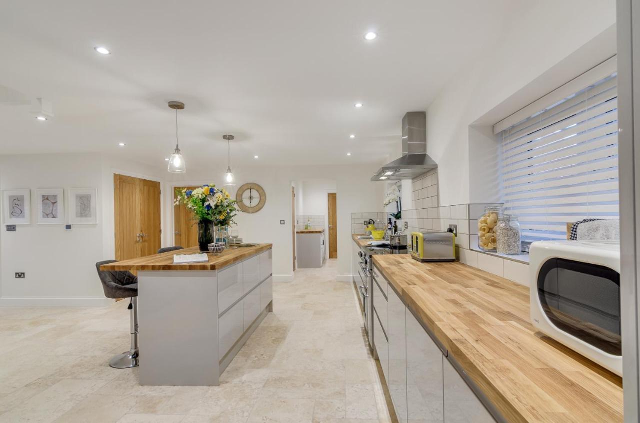 Spacious 6-Bed Home, Near The Norfolk Broads Clippesby Extérieur photo