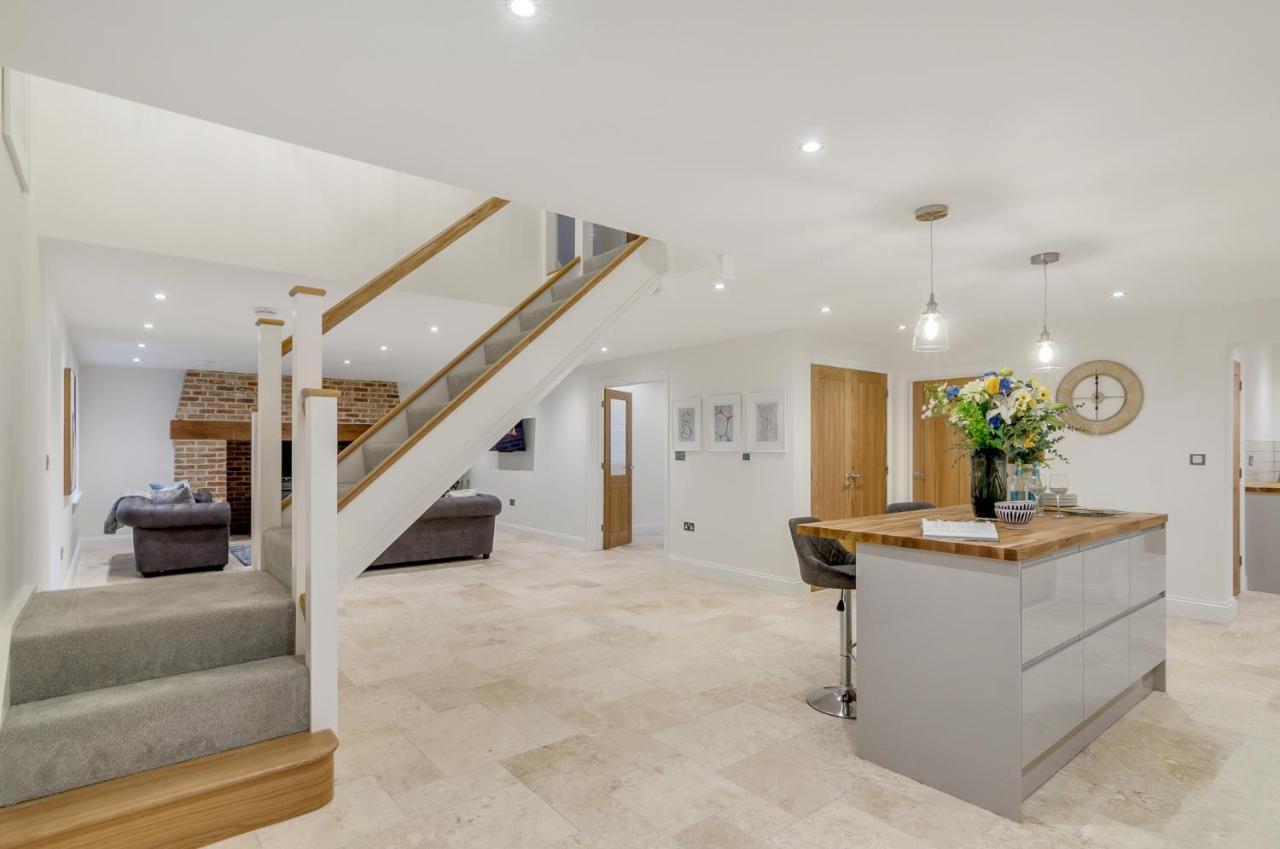 Spacious 6-Bed Home, Near The Norfolk Broads Clippesby Extérieur photo