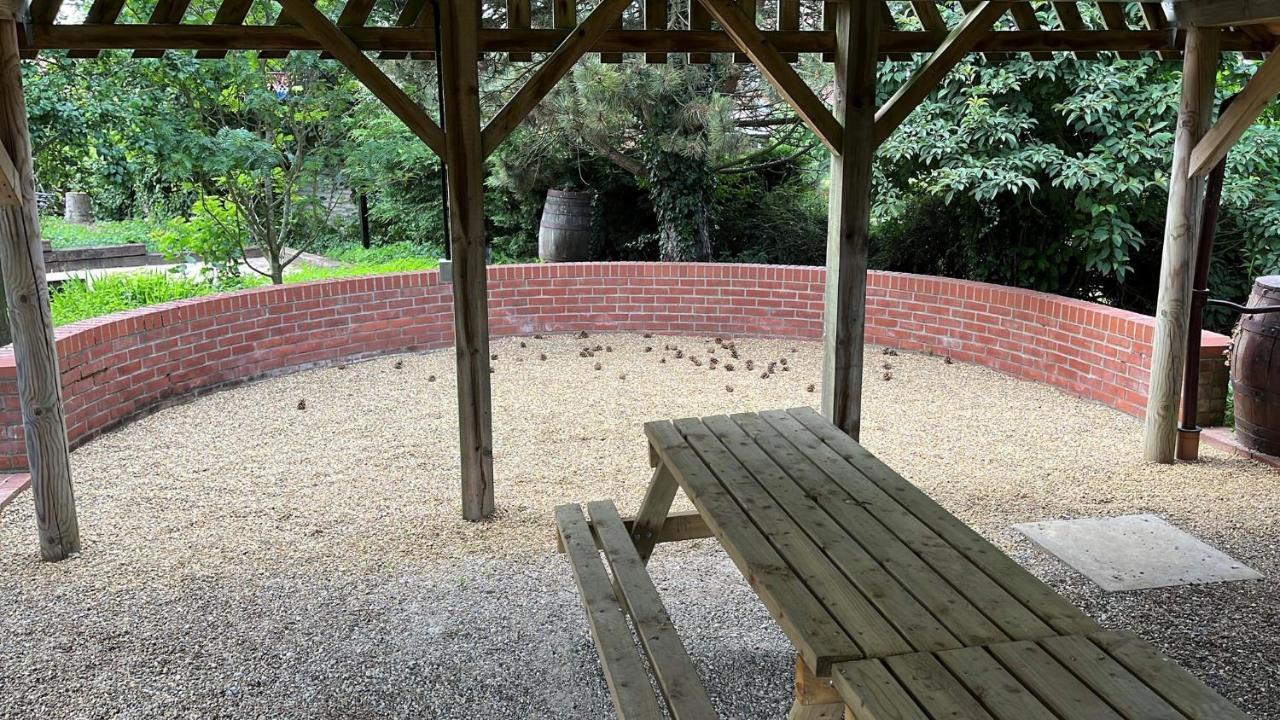Spacious 6-Bed Home, Near The Norfolk Broads Clippesby Extérieur photo