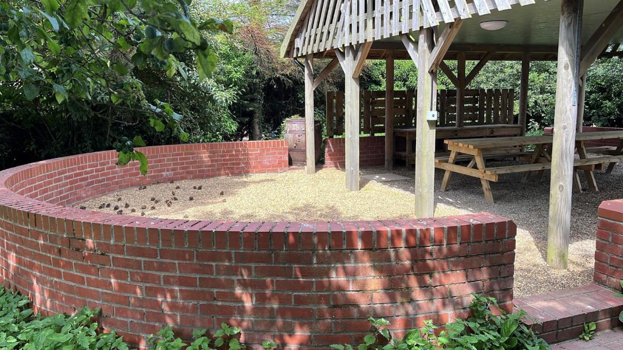 Spacious 6-Bed Home, Near The Norfolk Broads Clippesby Extérieur photo